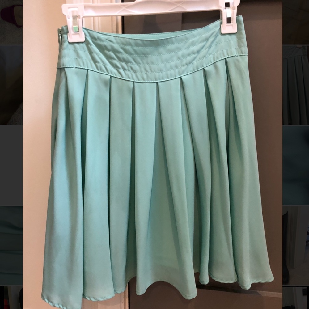 Francesca’s teal pleaded everyday skirt sz medium